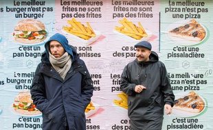 Olivier Chini (à g.) et Luc Sananes devant des affiches placardées à Paris
