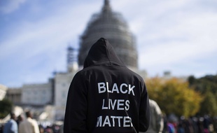Un manifestant porte dans le dos l'inscription «les vies des Noirs comptent», à Washington, le 10 octobre 2015.