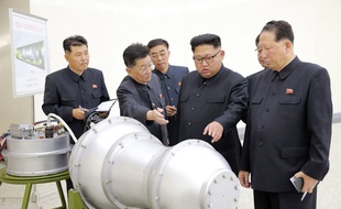 Kim Jong-un examine un objet cylindrique sur cette image diffusée par l'agence nord-coréenne KCNA le 2 septembre 2017.