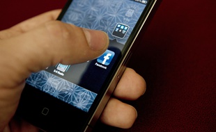Facebook (illustration
AFP PHOTO/BRENDON SMIALOWSKI