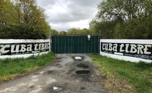 L'entrée menant au Cuba Libre, établissement nocturne situé à Bouaye, au sud de Nantes.
