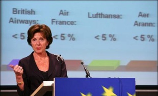 La Commission européenne a interdit mercredi le projet d'acquisition de la compagnie aérienne irlandaise Aer Lingus par sa compatriote à bas coût Ryanair, ce qui constitue son premier veto depuis deux ans et demi.