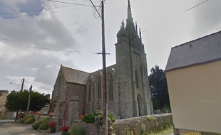 Vue de l'église de Trévérec dans les Côtes d'Armor, où une future mariée est descendue en rappel.