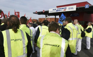 Manifestation de salariés d'Air France contre les mises en garde à vue, le 12 octobre 2015 à Roissy-en-France