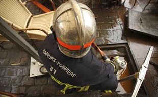 Un pompier en cours d'intervention à Toulouse. Archives