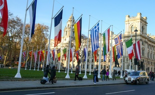 Les drapeaux des pays membres de l'Otan devant le Parlement britannique, à Londres le 2 décembre 2019.