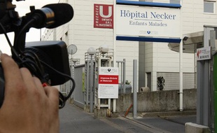 L'entrée de l'hôpital Necker, le 1er mai 2009.