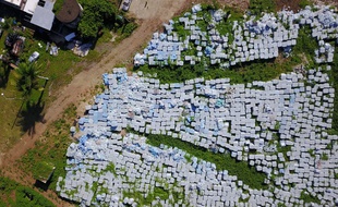 Des dizaines de milliers de bouteilles d'eau destinées aux victimes de l'ouragan Maria sont aperçues le 28 juillet 2019 dans un terrain vague à Dorado, à 40 km à l'ouest de San Juan.