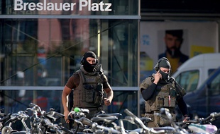 Des policiers devant la gare de Cologne, en Allemagne, le 15 octobre 2018.