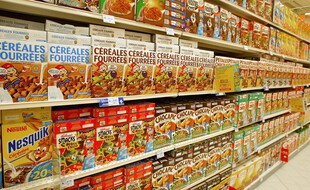 Illustration: Des paquets de céréales dans un rayon du supermarché Carrefour de Sénart le 27 août 2002.