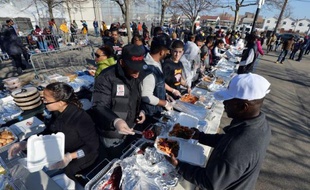 Thanksgiving est la fête familiale des Américains mais cette année, pour les New-Yorkais qui ont tout perdu après le passage de l'ouragan Sandy il y a près d'un mois, la famille s'est élargie avec l'arrivée de bénévoles venus apporter dindes, tartes aux pommes et réconfort.