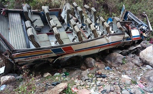 Le bus accidenté dans le district de Pauri Garhwal au nord-est de New Delhi le 1er juillet.