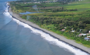 Une photo aérienne de la plage Saint André à La Réunion où la première pièce du vol MH370 a été découverte vendredi 7 août.