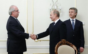 Le PDG de Total Christophe de Margerie et le président russe Vladimir Poutine, sous le regard du PDG de Novatek, Leonid Mikhelson, le 2 mars 2011 à Moscou