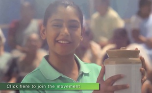 «Elle a touché le cornichon!», une publicité qui brise le tabou des règles.