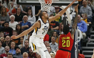 Rudy Gobert s'apprête à bâcher un quidam de la NBA.