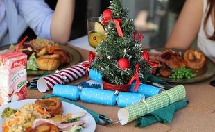 Un repas de Noël festif entre amis.