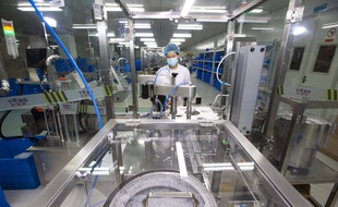 Des travailleurs chinois fabriquent un réactif de détection d'acide nucléique pour le nouveau coronavirus Codivid-19. usine de Comwin Biotech dans la ville de Taizhou