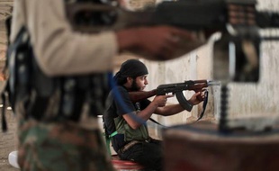 Des combattants du Front islamique en Syrie durant des affrontements avec les combattants de l'Etat Islamique (EI) pour la prise de contrôle de localités près d'Alep, le 13 juillet 2014