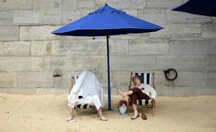 Deux personnes se détendent sur le sable à l'occasion de "Paris Plage" le 29 juillet 2015 à Paris