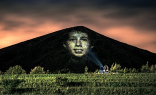 Un visage projeté sur le terril de Loos-en-Gohelle, dans le Pas-de-Calais.