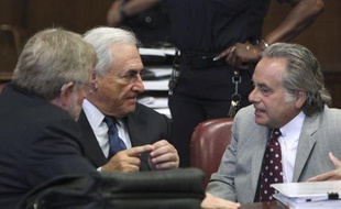 Dominique Strauss-Kahn (au centre), entouré de ses deux avocats, William Taylor (à gauche) et Benjamin Brafman (à droite), lors de son audience devant le tribunal de New York, le 6 juin 2011.