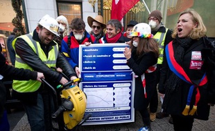 Manifestation anti-gaz de schiste organisée par Sauvons les riches, le 2 février 2011 sur les Champs Elysées.