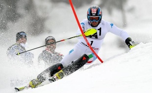 L'Italien Cristian Deville s'est offert à 31 ans sa première victoire en Coupe du monde de ski alpin au slalom de Kitzbühel, un succès néanmoins éclipsé par la controverse autour de l'Autrichien Marcel Hirscher, qui a tendance à enfourcher les piquets.