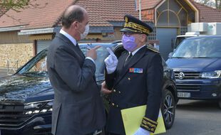 Le Premier ministre Jean Castex avec le préfet des Yvelines, Jean-Jacques Brot, à Saint-Rémy-lès-Chevreuse, le 15 avril 2021 (illustration).