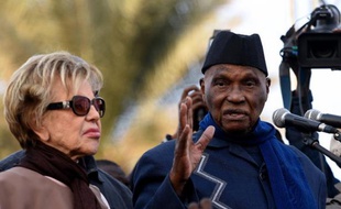 L'ancien président sénégalais Abdoulaye Wade s'exprime lors d'une réunion politique, au côté de sa femme Viviane, le 4 février 2015 à Dakar