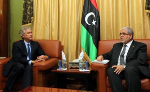 La Libye rendait hommage jeudi à l'ambassadeur Chris Stevens et aux trois autres Américains tués dans l'attaque contre le consulat des Etats-Unis à Benghazi (est), où les habitants se préparaient à manifester vendredi contre l'extrémisme et les milices armées.