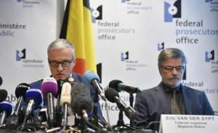 Le porte-parole du parquet fédéral belge Thierry Werts (g) lors d'une conférence de presse à Bruxelles, le 7 avril 2016