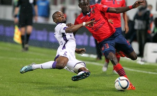 Le défenseur du Gazélec Ajaccio Issiaga Sylla tente de résister au tacle du capitaine toulousain Jean-Daniel Akpa Akpro.