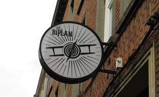 Lille, le 6 octobre 2015 - Enseigne du Biplan, salle de spectacle a Lille.