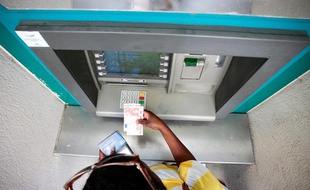 Un distributeur automatique bancaire à Marseille.