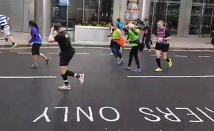 Un homme déguisé en Big Ben « tente » de participer au semi-marathon de Londres en mars 2019.