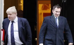 Boris Johnson (à gauche) et Jeremy Hunt sont dans la dernière ligne droite pour succéder à Theresa May.