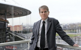Patrick Braouezec, député PCF (refondateur) de Saint-Denis (Seine-Saint-Denis) et président de la communauté d'agglomération de Plaine Commune (huit communes de Seine-Saint-Denis) photographié le 12 janvier 2005 à son bureau à Saint-Denis. Plaine commune regroupe Aubervilliers, Epinay-sur-Seine, La Courneuve, L'Ile Saint Denis, Pierrefitte-sur-Seine, Saint-Denis, Stains et Villetaneuse. AFP PHOTO