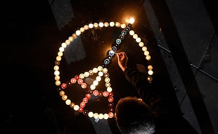 Sur la place de la République, à Paris, le 20 novembre 2015, des personnes rendent hommages aux victimes des attentats du 13 novembre.