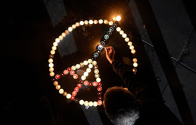 Sur la place de la République, à Paris, le 20 novembre 2015, des personnes rendent hommages aux victimes des attentats du 13 novembre. Sur la place de la République, à Paris, le 20 novembre 2015, des personnes rendent hommages aux victimes des attentats du 13 novembre.