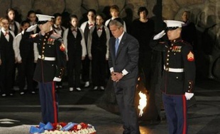 Le président américain George W. Bush, ému aux larmes, a achevé vendredi au mémorial de l'Holocauste à Jérusalem une première visite en Israël et en Cisjordanie au cours de laquelle il aura prédit un accord de paix d'ici à fin 2008.