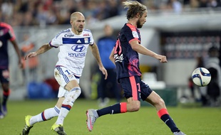 Plasil au duel avec Jallet lors de Bordeaux-Lyon le 26 septembre 2015.