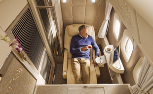 Un siège de première classe dans un vol Emirates.
