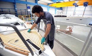 Un ouvrier travaille le 07 avril 2011 à la fabrication d'un monocoque dans l'unité de production du Groupe Beneteau à Belleville-sur-Vie.