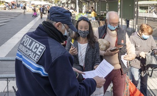 La Police Municipale effectue un contrôle des attestations de déplacement dérogatoires sur le marché Libération, à Nice