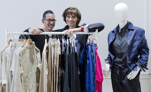 Naoki Takisawa et Inès de la Fressange devant la collection.