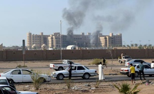 De la fumée s'élève de l'hôtel Al-Qasr, où logeait le Premier ministre yéménite, après un attaque à la roquette, le 6 octobre 2015 à Aden