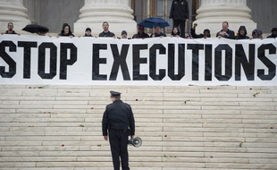 Une manifestation contre la peine de mort devant la Cour suprême le 17 janvier 2017 à Washington D.C