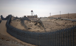 Nitzanei (Egypte), le 20 août 2013. Des soldats égyptiens patrouillent le long de la frontière avec Israël dans le nord du Sinaï.