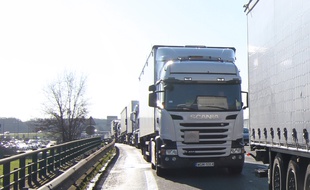 Illustration de conducteurs de poids lourds, ici sur la rocade de Rennes.